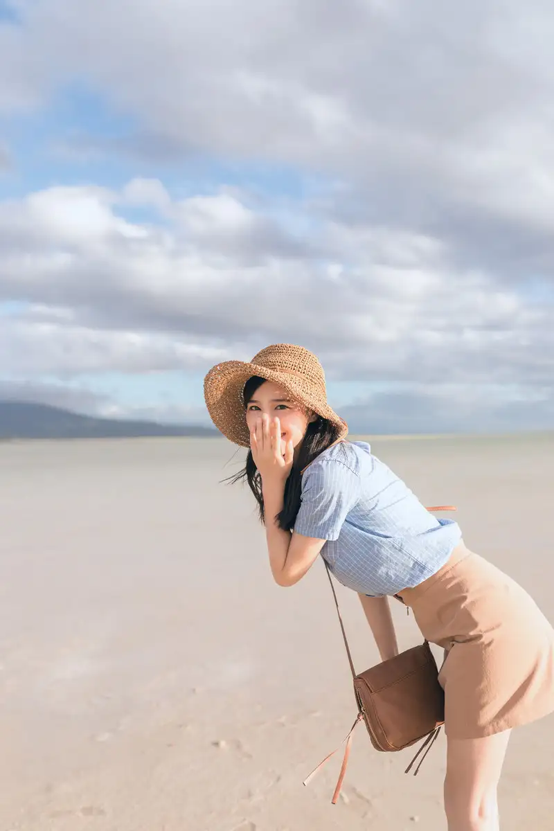 将下面两段话进行学术翻译：图2a和b分别表示了在不同的径向位置处表观气速对FCC和玻璃珠颗粒的概率密度分布的影响结果。当循环通量为145 kgm2 · s时随着表观气速的升高FCC和玻璃珠的概率密度分布曲线的峰值均降低且峰宽逐渐减小曲线峰出现的位置逐渐向低浓度区域移动。这可能归因于当循环通量一定时风速越高气固之间曳力增加颗粒更容易被带离扩径段从而造成管内颗粒浓度降低。从图中还可以看出在相同工况下管