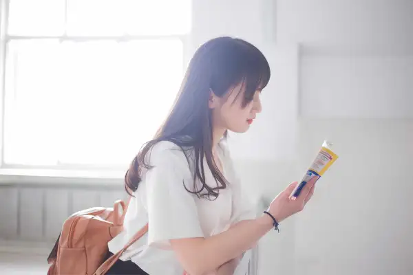 NLP使用SST-2数据集实例通过应用NLTK中的函数word tokenize 0将每个数据集转换为单个令牌列表 计算Word probability